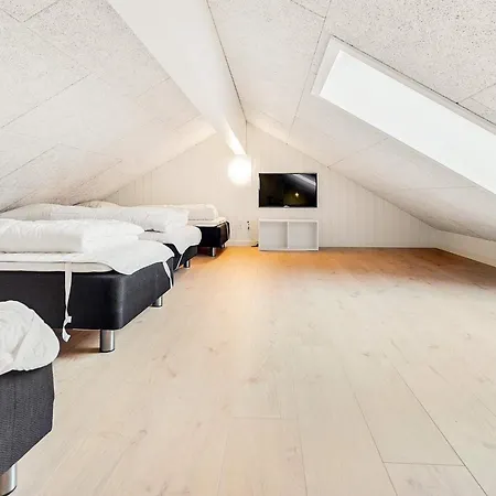 16 Person In Vaeggerlose Feriehus