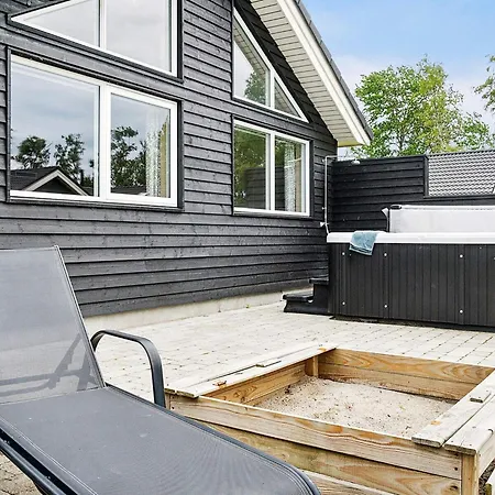 16 Person In Vaeggerlose Bøtø By